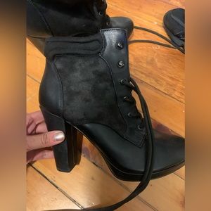 LACE UP BOOTS SIZE 10